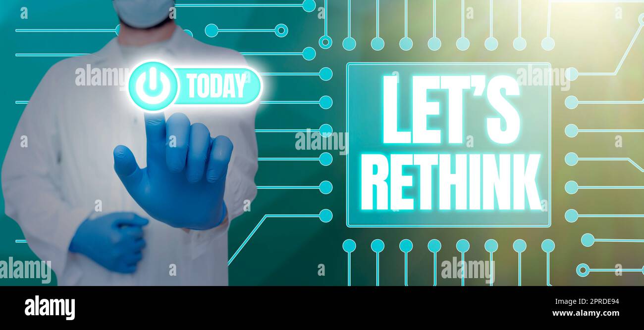 Schreiben und Anzeigen von Text Überdenken Sie noch einmal. Ein Wort für „Gib uns Zeit zum Nachdenken“ Neugestaltung von Woman Holding Pen and Glass Banner während der Werbung für das Unternehmen. Stockfoto