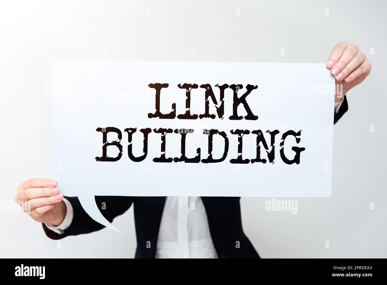 Inspiration mit dem Schild „Link Building“. Konzeptioneller Fotoprozess des Erwerbs von Hyperlinks von anderen Websites Verbindung Geschäftsfrau, die eine Sprechblase mit wichtigen Botschaften hält. Stockfoto