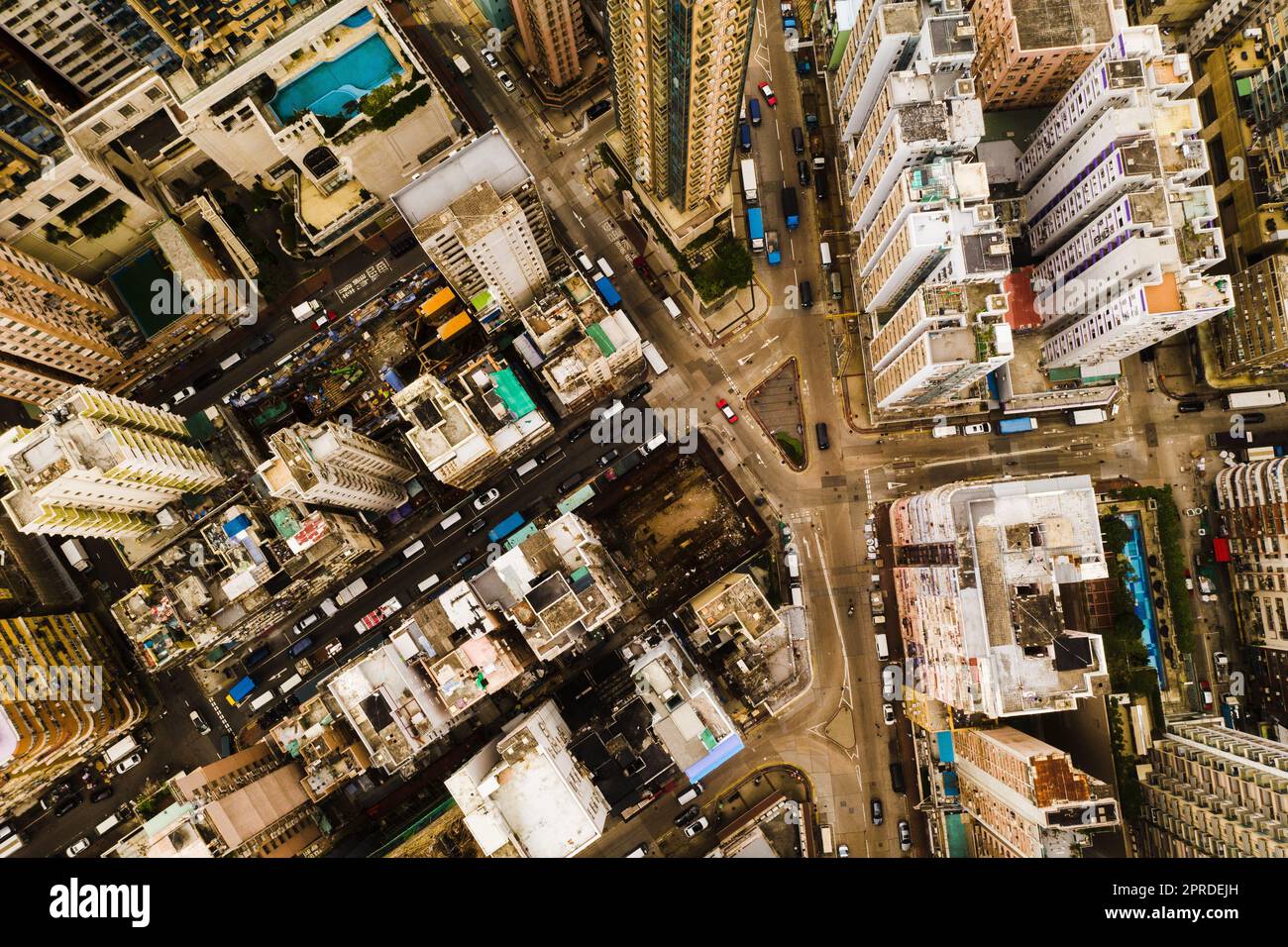 Kommen Sie und erkunden Sie die Größe. Wolkenkratzer, Bürogebäude und andere Geschäftsgebäude in der urbanen Metropole Hongkong. Stockfoto