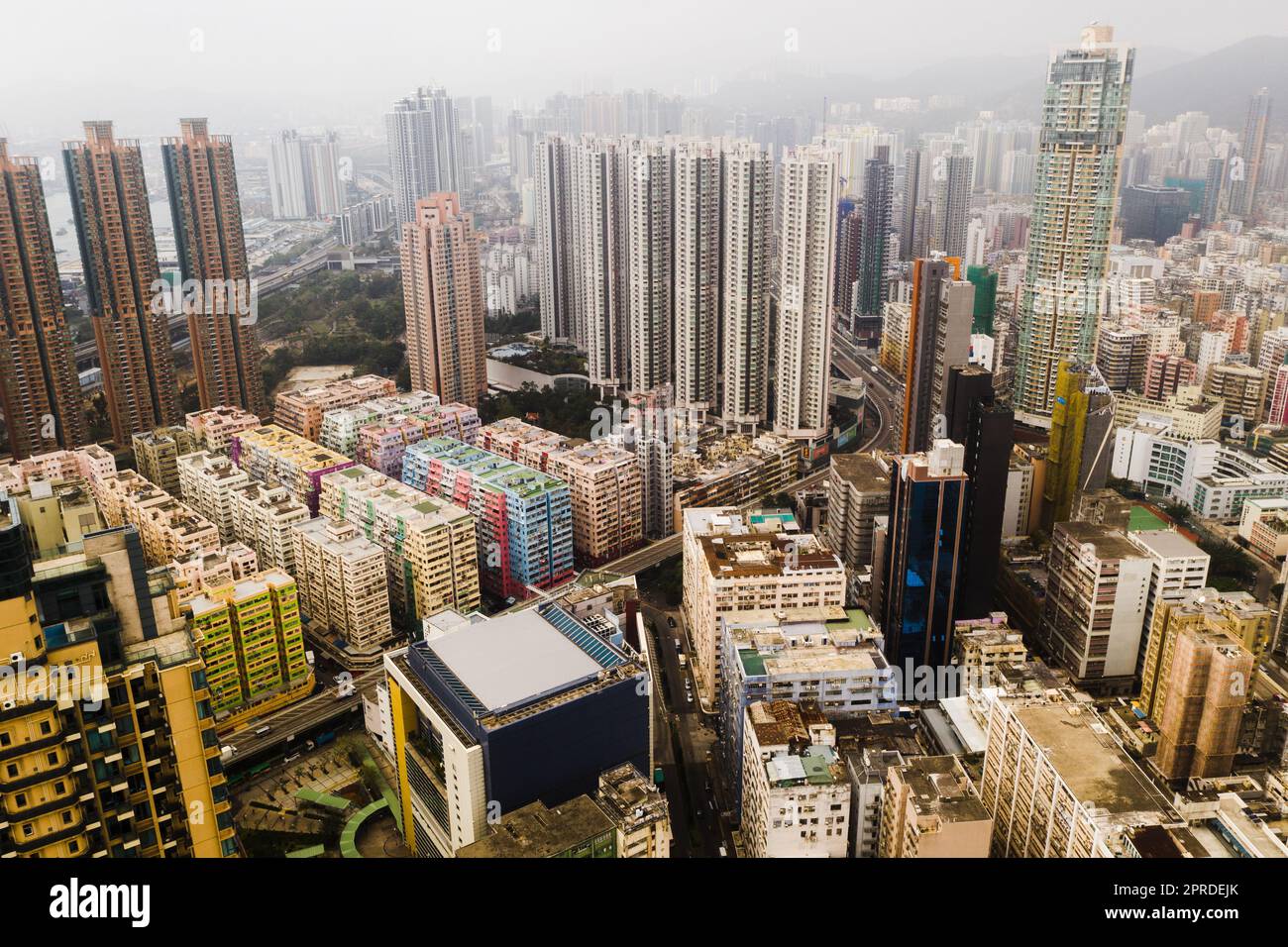 Entdecken Sie die Stadt Hongkong. Wolkenkratzer, Bürogebäude und andere Geschäftsgebäude in der urbanen Metropole Hongkong. Stockfoto