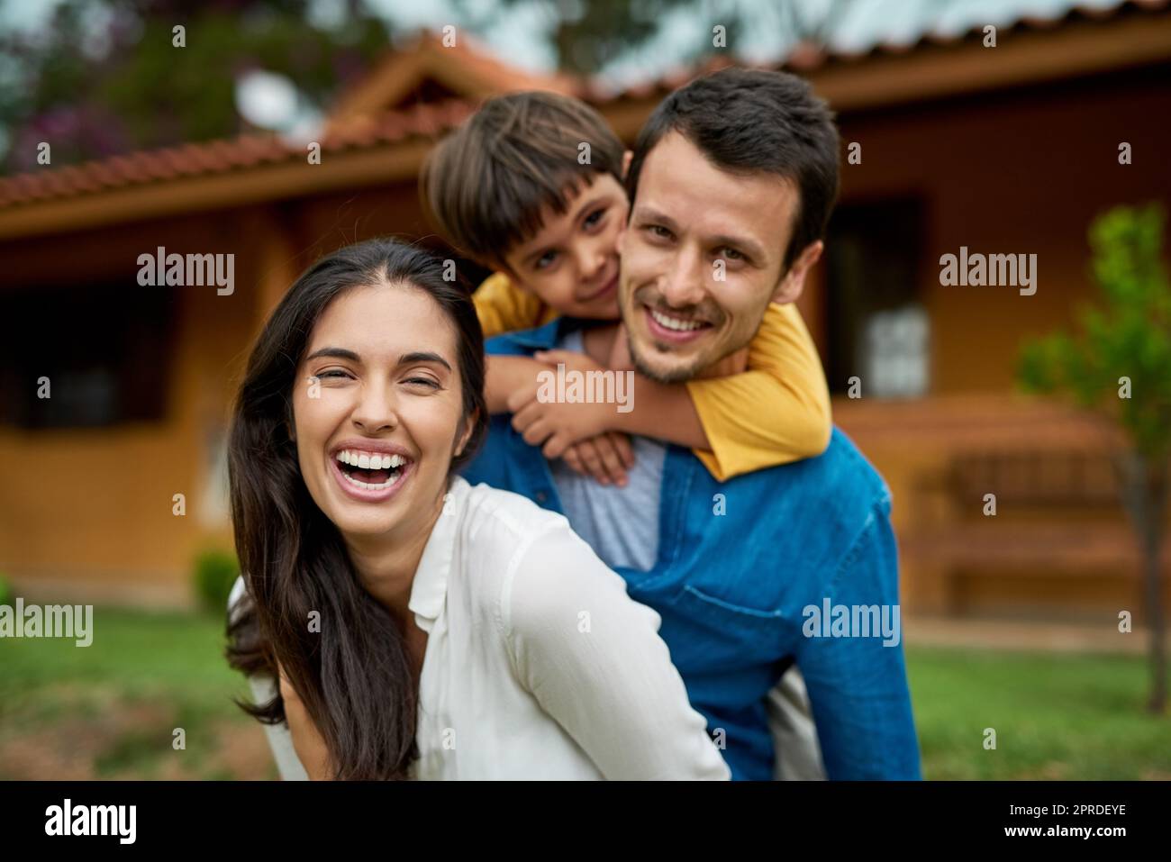 Hatten die besten Zeiten im Freien. Porträt einer schönen jungen Familie, die einige Zeit zusammen im Freien verbringt. Stockfoto