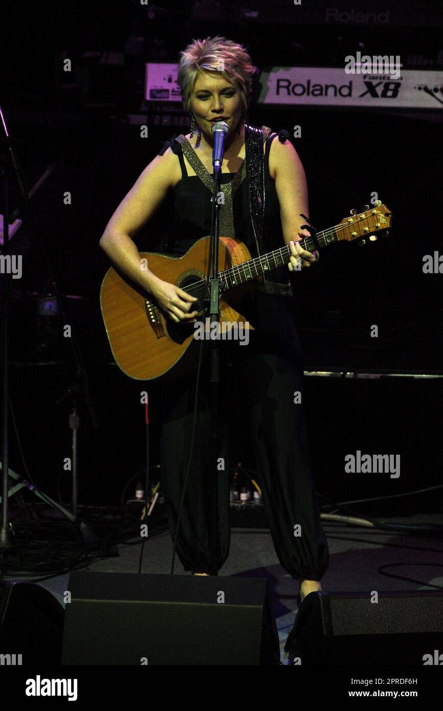 Melinda Schneider (Support ACT) John Farnham beginnt seine „John Farnham Live!“ Konzerttermine mit einer Show im Luna Park Big Top zum 75. Geburtstag des beliebten Sydney Fun Park Sydney, Australien - 04.10.10 Stockfoto