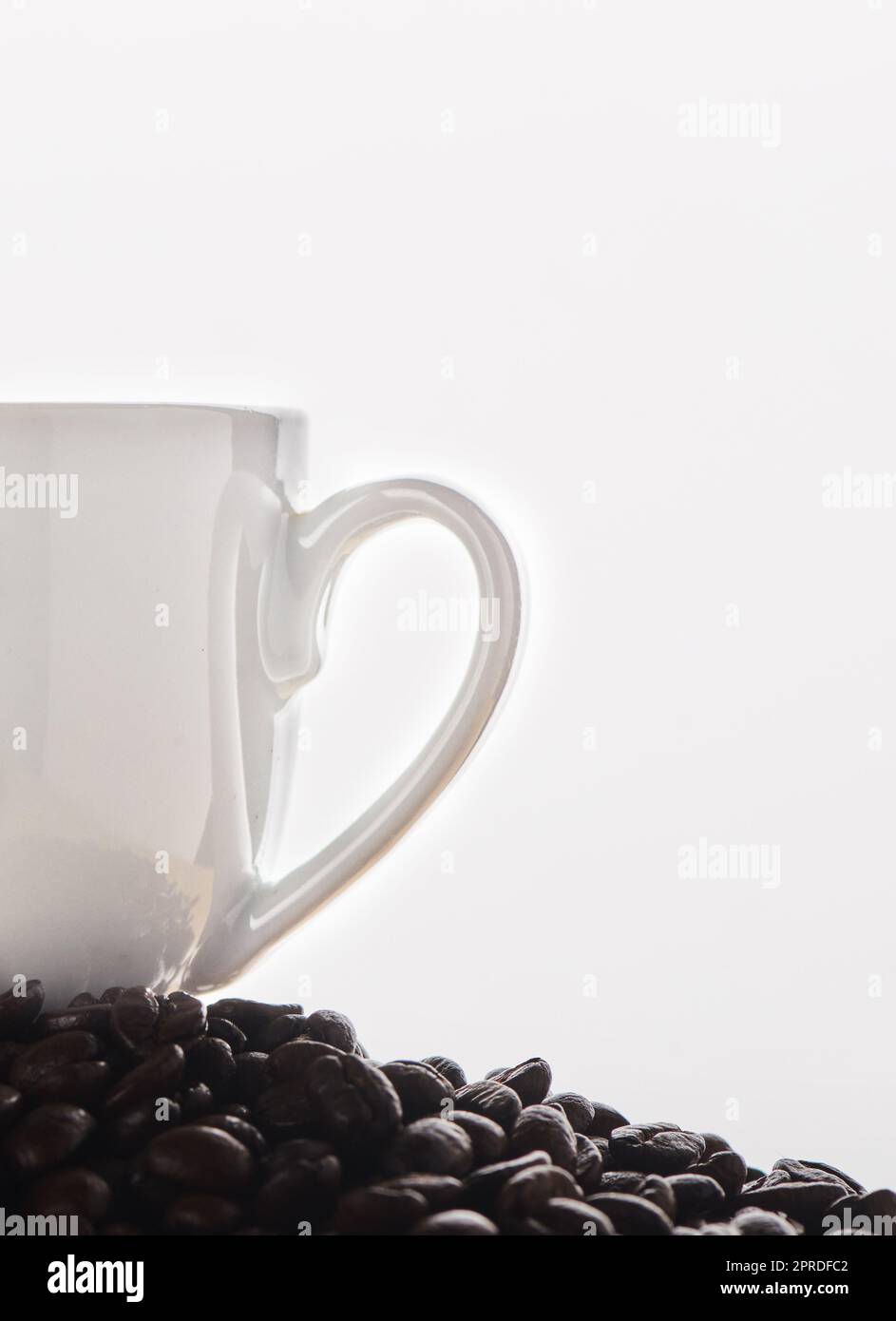 Kaffeebohnen die Welt für mich. Nahaufnahme einer Tasse auf einem Stapel Kaffeebohnen. Stockfoto