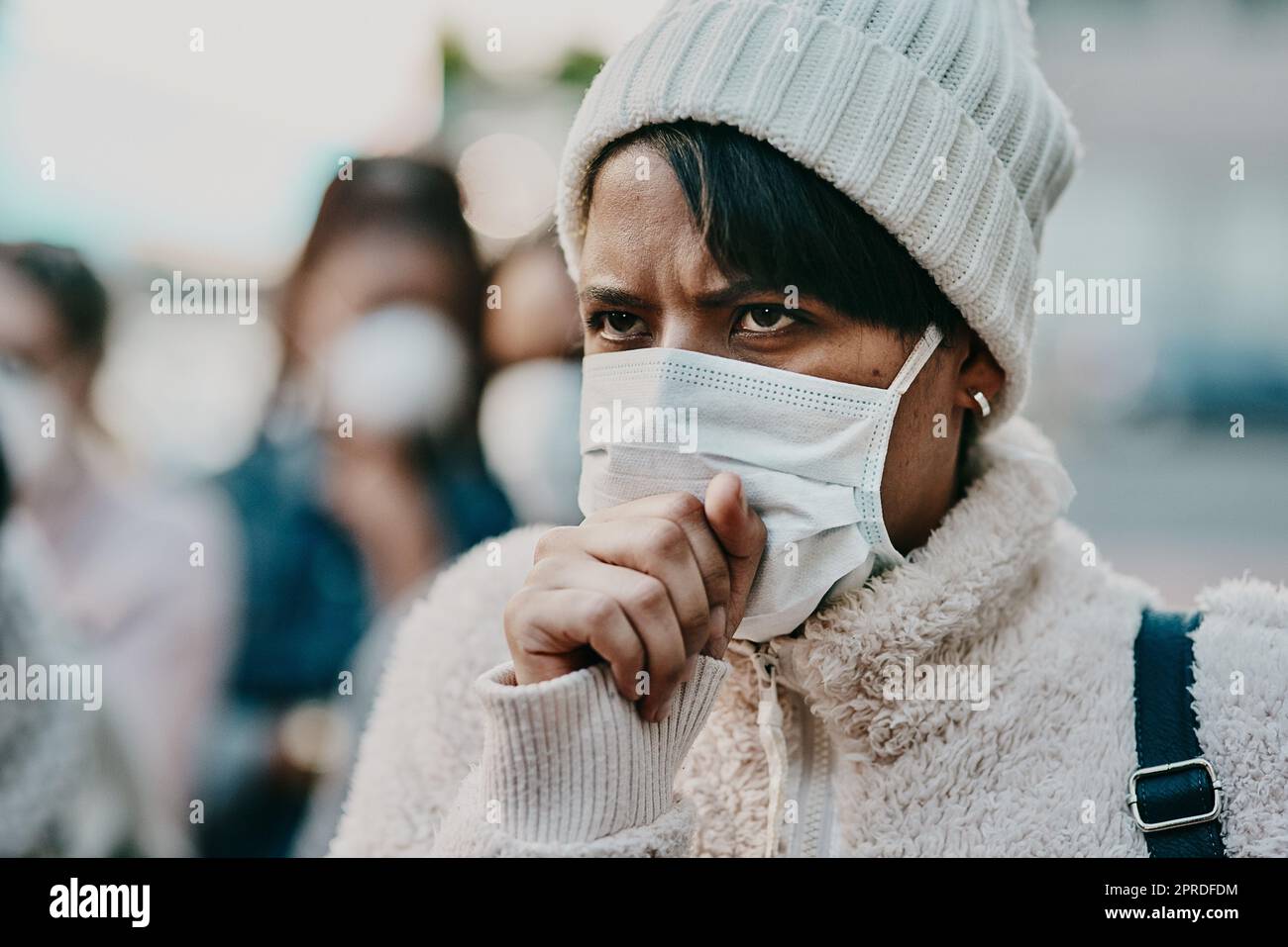 Covid, krank und trägt eine Maske in der Öffentlichkeit, um infektionsfrei zu sein. Gesundheit, Wellness und Touristensicherheit. Schutz vor Menschenmassen, Viren und Grippe für internationale oder lokale Reisen und für die Arbeit im Freien. Stockfoto