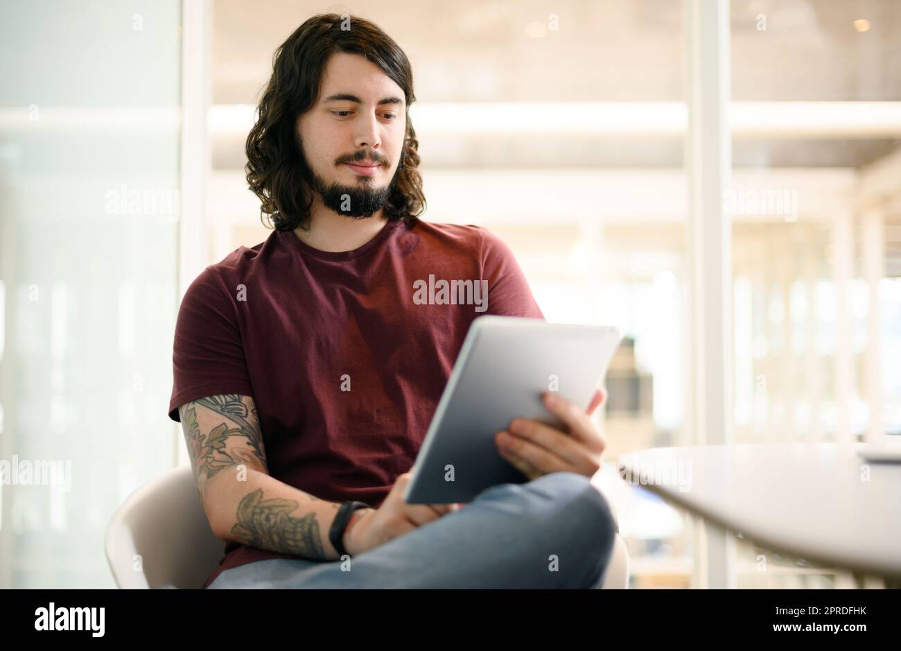 Präsentiert seine Fähigkeiten über digitale Plattformen. Ein junger Geschäftsmann mit einem digitalen Tablet im Büro. Stockfoto