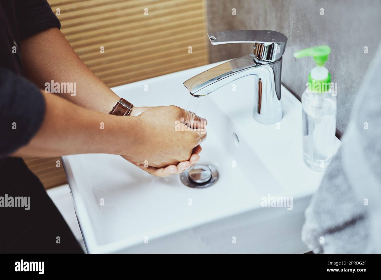 Die beste Abwehr gegen Keime. Ein unkennbarer Mann wascht sich die Hände im Waschbecken. Stockfoto