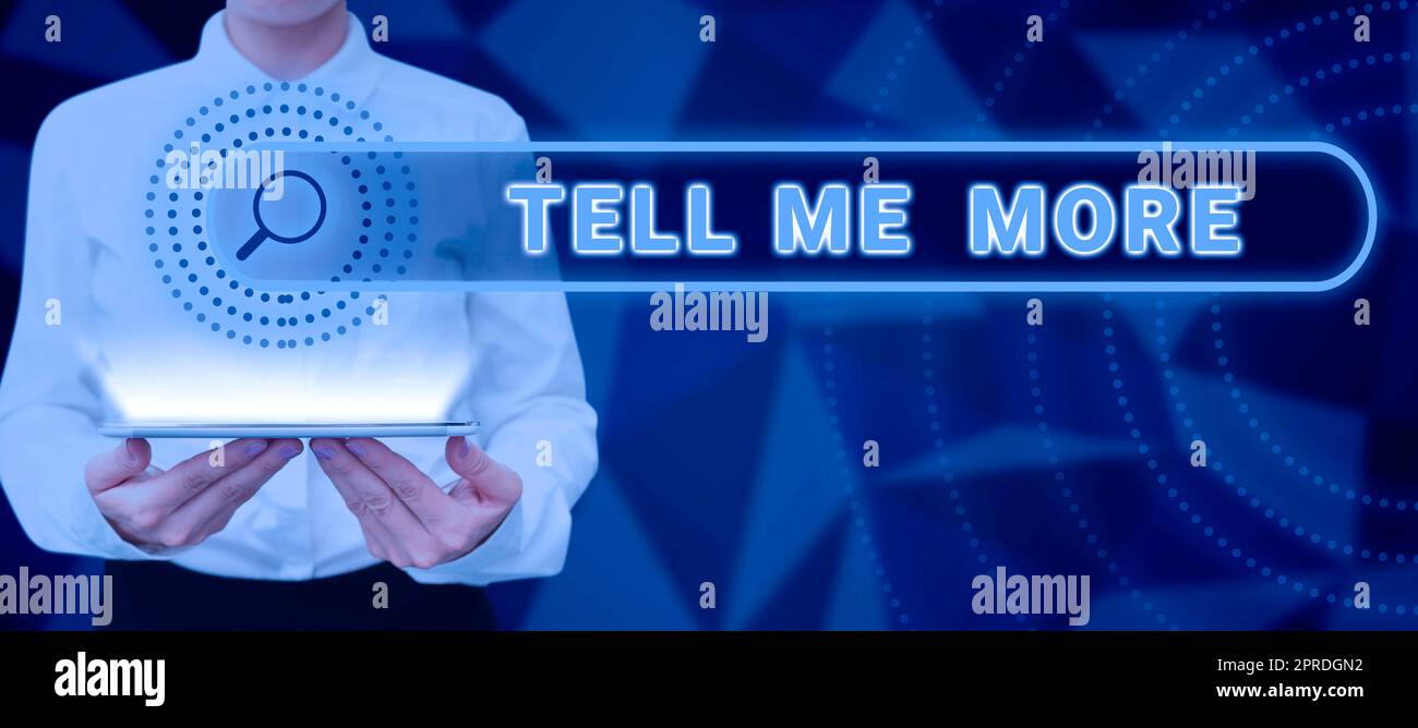 Handgeschriebenes Schild Erzählen Sie mir mehr. Konzept bedeutet einen Anruf, um ein Gespräch zu beginnen. Mehr Wissen teilen Frau mit Tablet präsentiert die digitale Suchleiste mit neuen Strategien. Stockfoto