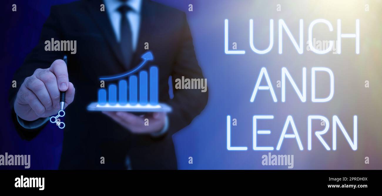 Konzeptionelle Präsentation Lunch and Learn. Geschäftskonzept die Motivation zum Essen und Studium für das Lernen „Eating Lady in Suit“ steht für erfolgreiche Teamarbeit. Stockfoto