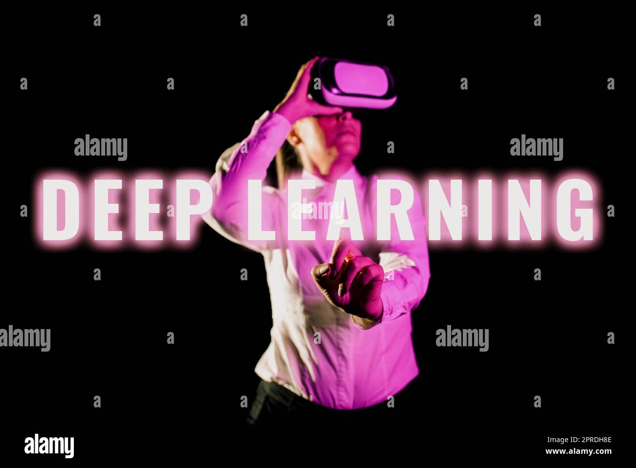 Inspiration mit Schild Deep Learning. Geschäftskonzept hierarchische Abstraktionen Algorithmus für künstliche Intelligenz Frau mit Virtual Reality Simulator und Gesten während des Trainings. Stockfoto