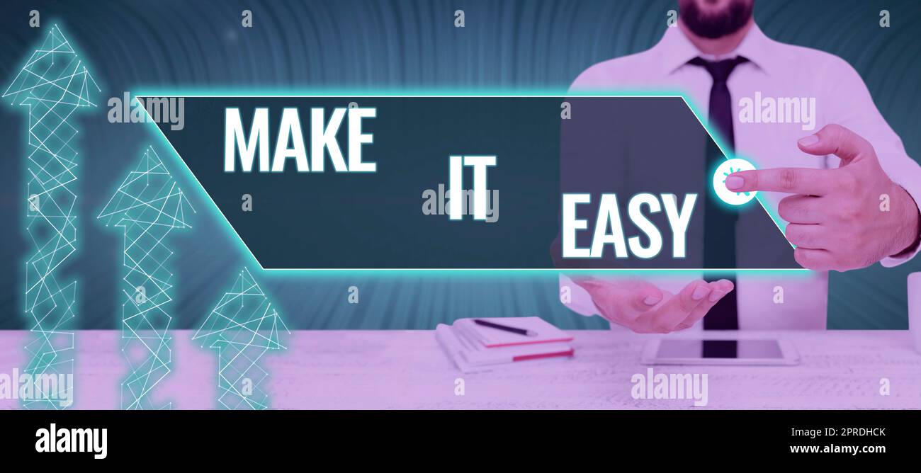 Inspiration mit Schild „Make IT Easy“. Internet Concept Smart Approach müheloses, unkompliziertes Arbeiten kein Problem Mann mit einem Tablet drückt auf Digital Kreative Ideen präsentieren. Stockfoto
