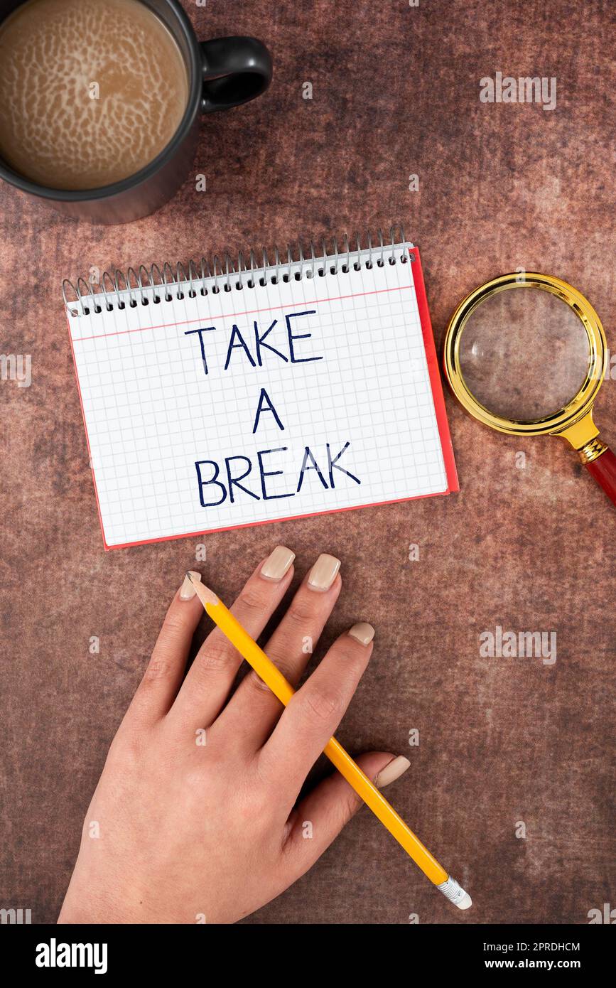 Textzeichen für „Pause machen“. Geschäftsansatz Ruhe aufhören, etwas zu tun Freizeit aus der Arbeit kommen Hand von Frau Spiral Notebook, Vergrößerungsglas und Kaffeetasse auf Holz. Stockfoto