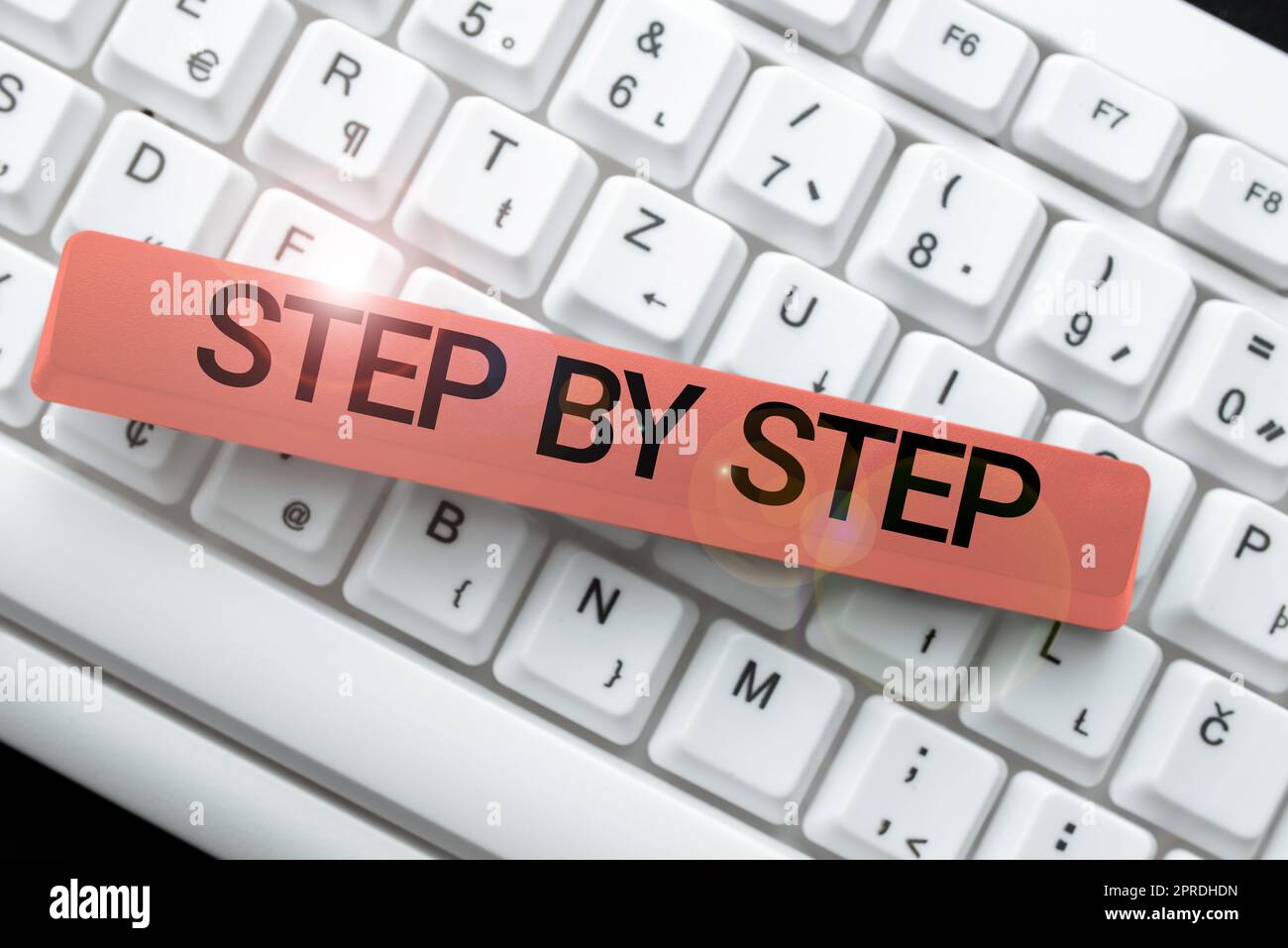 Konzeptionelle Darstellung Schritt für Schritt. Wort für langsamen Fortschritt Weg zum Erfolg Richtung Entwicklung Wachstum -49061 Stockfoto