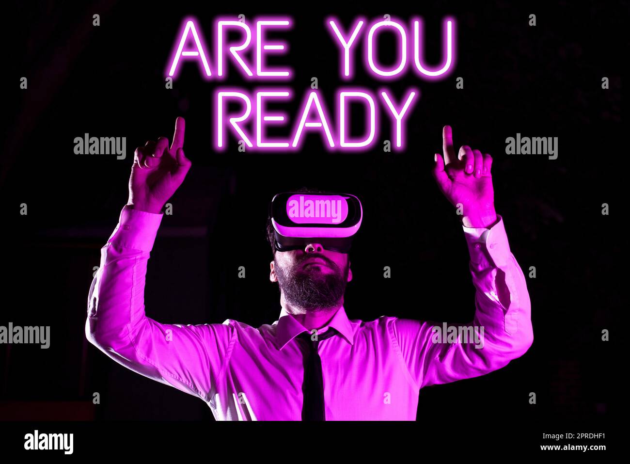 Inspiration mit dem Schild Are You Ready. Geschäftskonzept Wachsamkeit Vorsorge Dringlichkeit Spiel Start Beeilen Sie sich wacher Geschäftsmann mit Virtual Reality Simulator und Gesten während des Trainings. Stockfoto