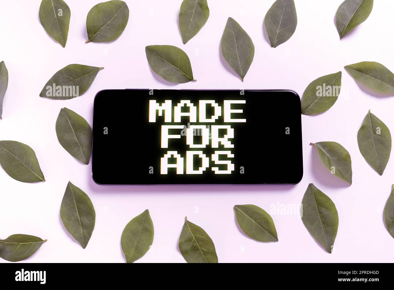 Inspiration mit „Made for Ads“-Zeichen. Geschäftsidee Marketingstrategien entwerfen für eine Kampagne Promotionals Smartphone umzingelt und verlässt die Werbefläche mit kreativen Ideen. Stockfoto