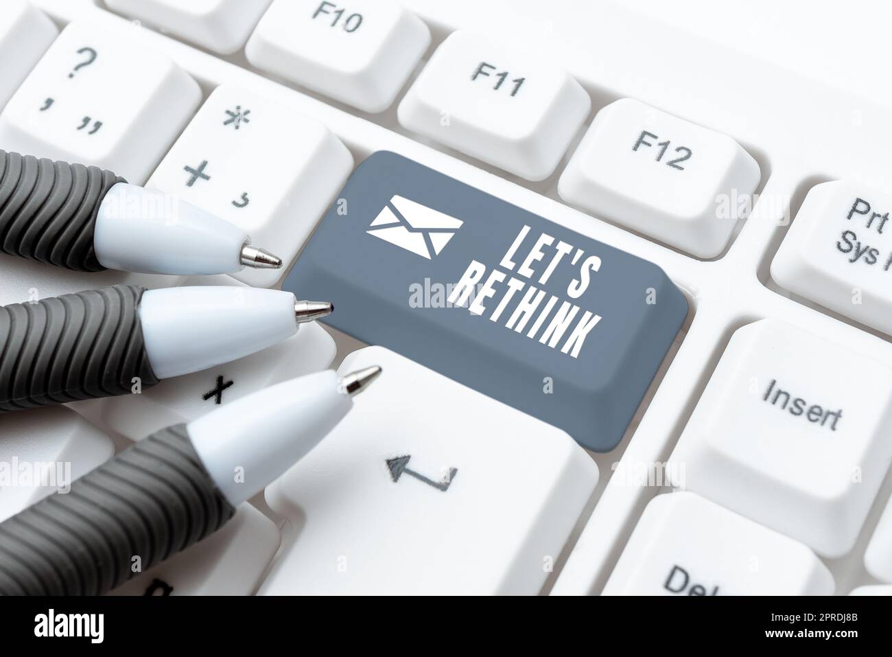 Schild mit der Aufschrift Let S Rethink. Konzept bedeutet, Zeit zu geben, um Dinge noch einmal zu überlegen Umgestalten Business Woman Holding Tablet mit wichtigen Informationen. Stockfoto