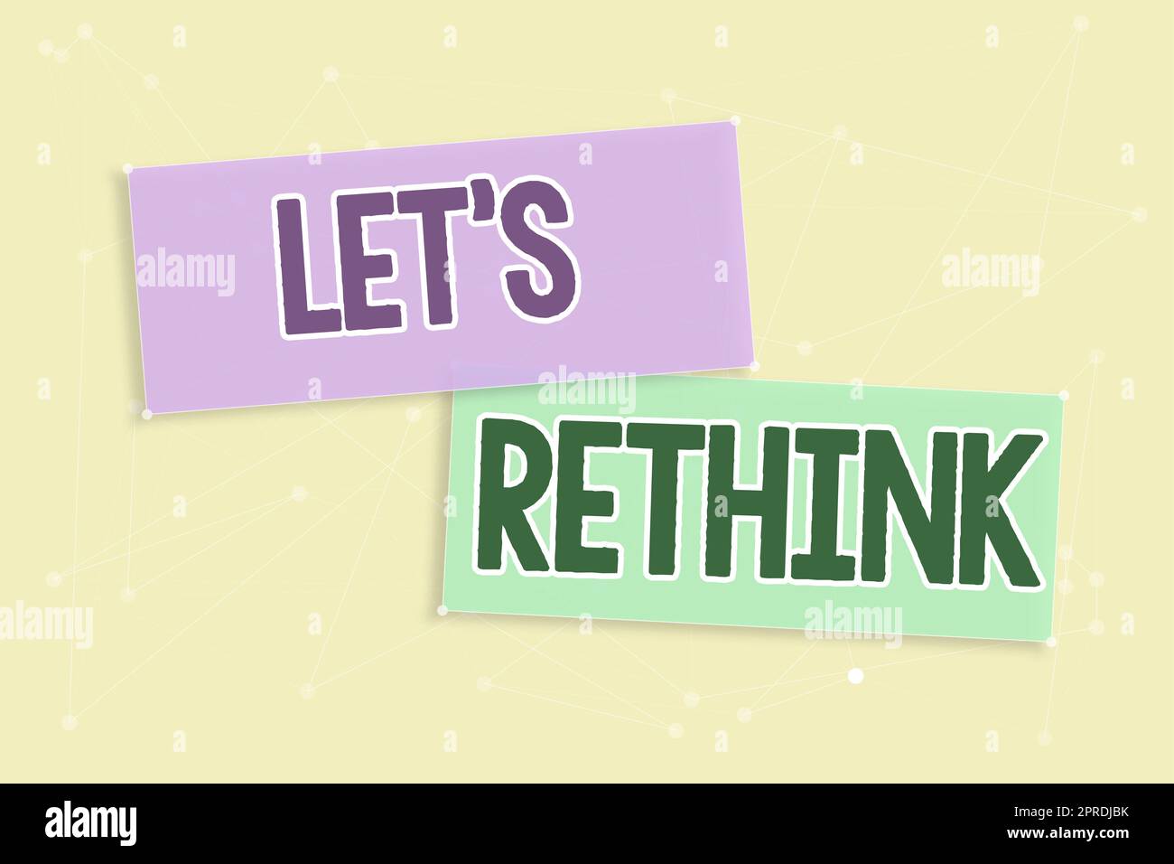Handgeschriebener Text Lassen Sie uns überdenken. Das Wort, das darauf geschrieben wurde, gibt uns Zeit, Dinge noch einmal nachzudenken. Gestalten Sie die Sprechblasenlaken mit zerknitterten Papieren, Vergrößerungsglas und Kaffeetasse neu. Stockfoto