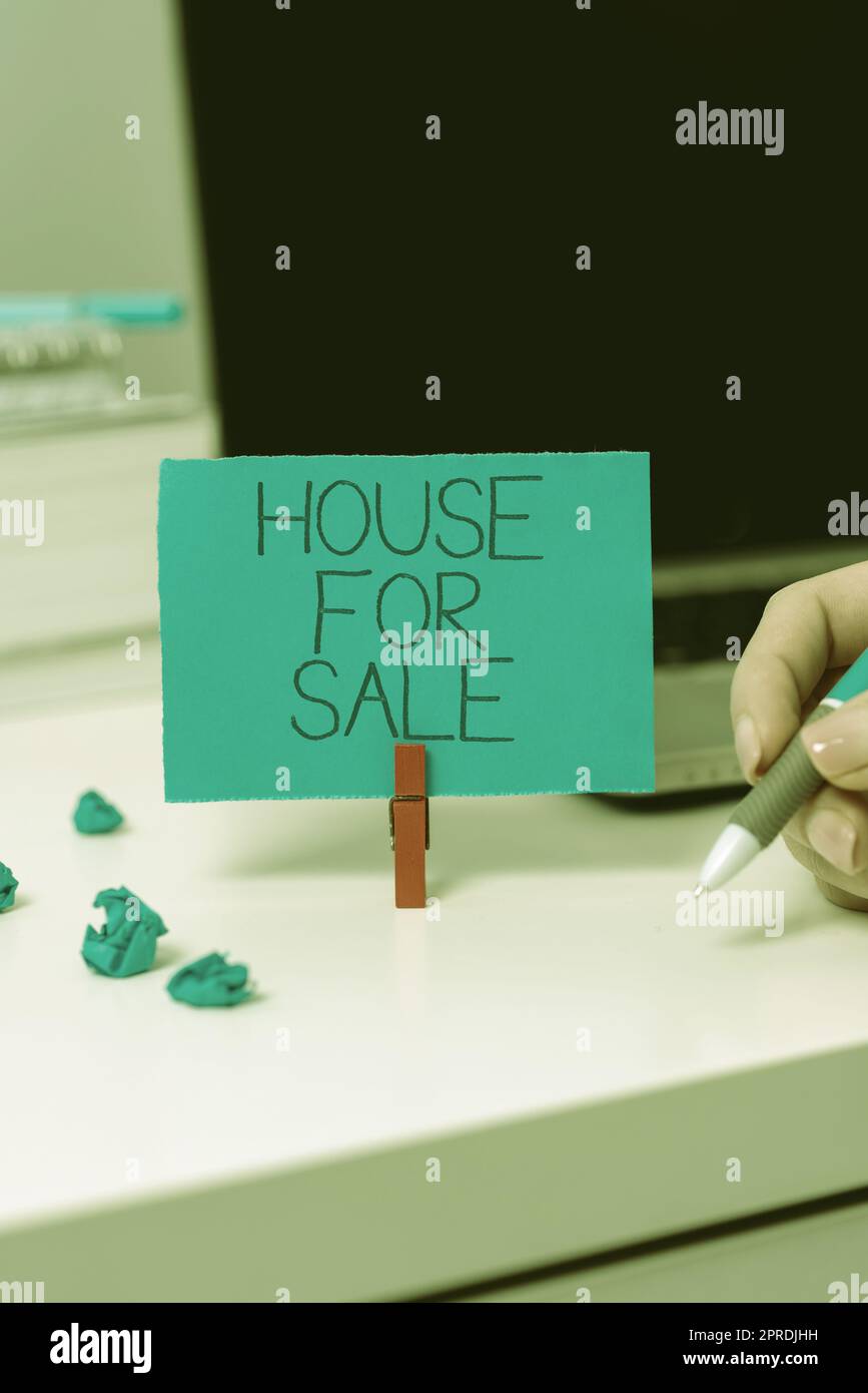Konzeptionelle Bildunterschrift House for Sale. Geschäftsübersicht Immobilien zum Kauf verfügbar zwei Teams diskutieren gemeinsam neue Ideen. Stockfoto