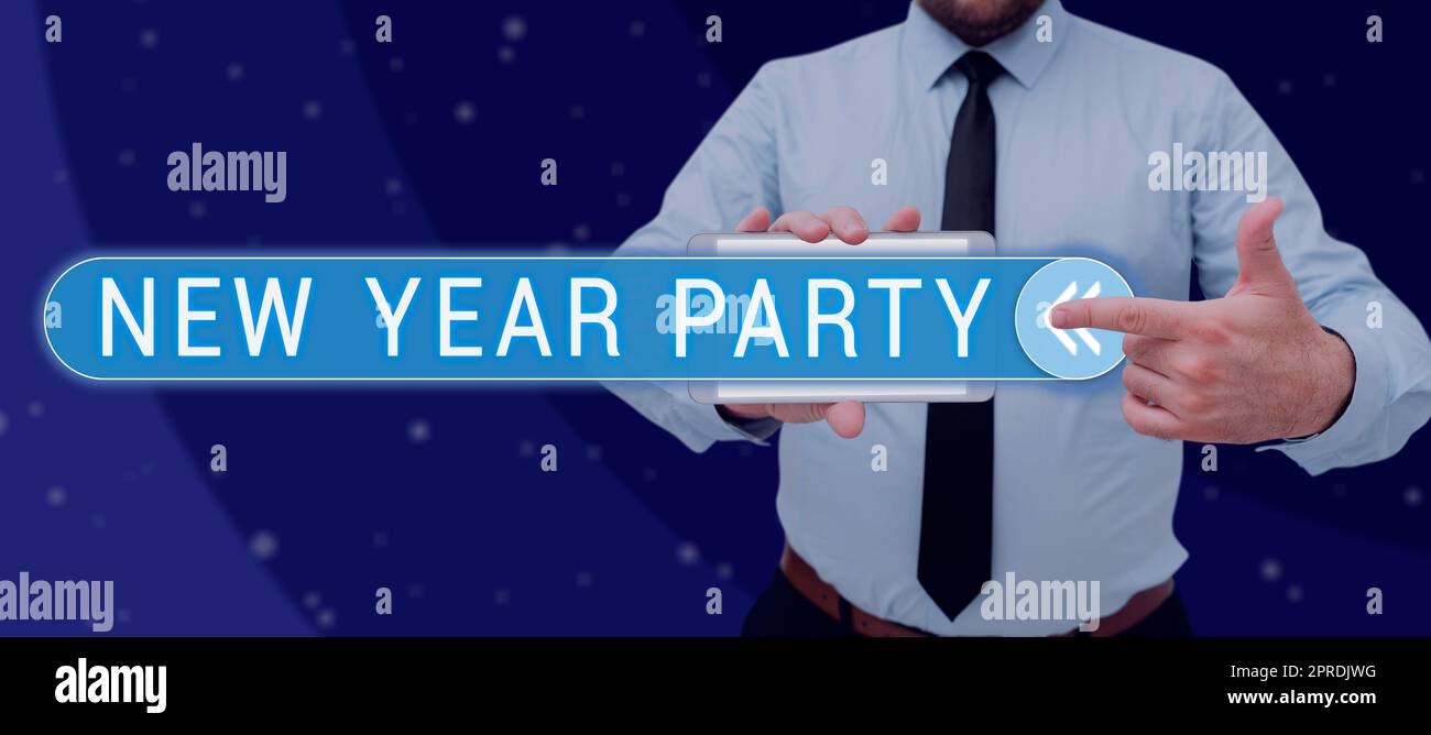 Text für Silvesterparty wird geschrieben. Business Showcase Celebration of the 365 Days Coming Happy Cheerful Time man with A Pen pointing on Puzzle and Working on Digital Information. Stockfoto