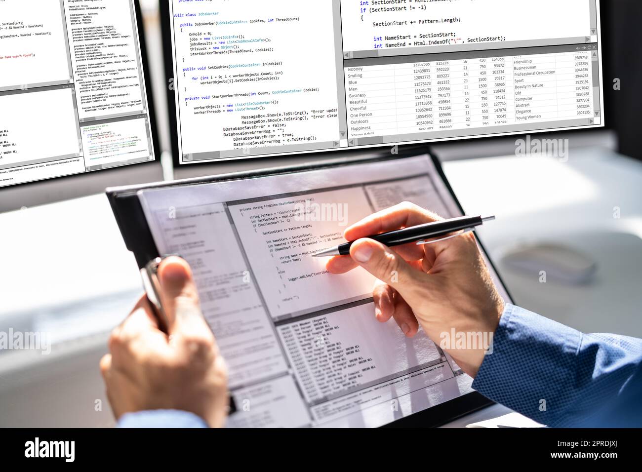 Webentwickler, Der Code Betrachtet Stockfoto
