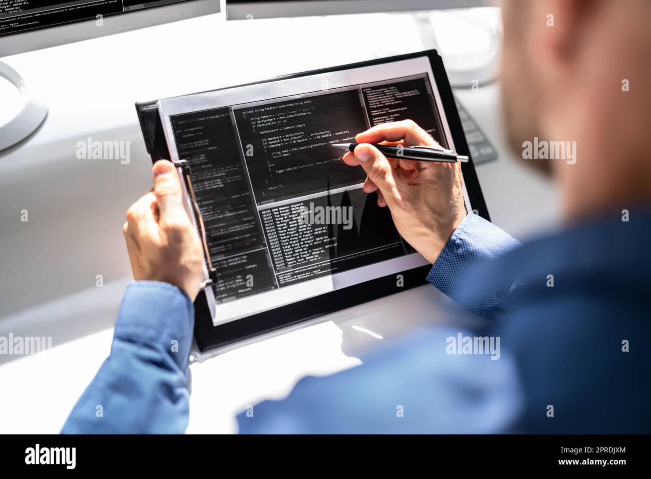 Webentwickler, Der Code Betrachtet. Programmierung Der Computerdatenbank-Software Stockfoto