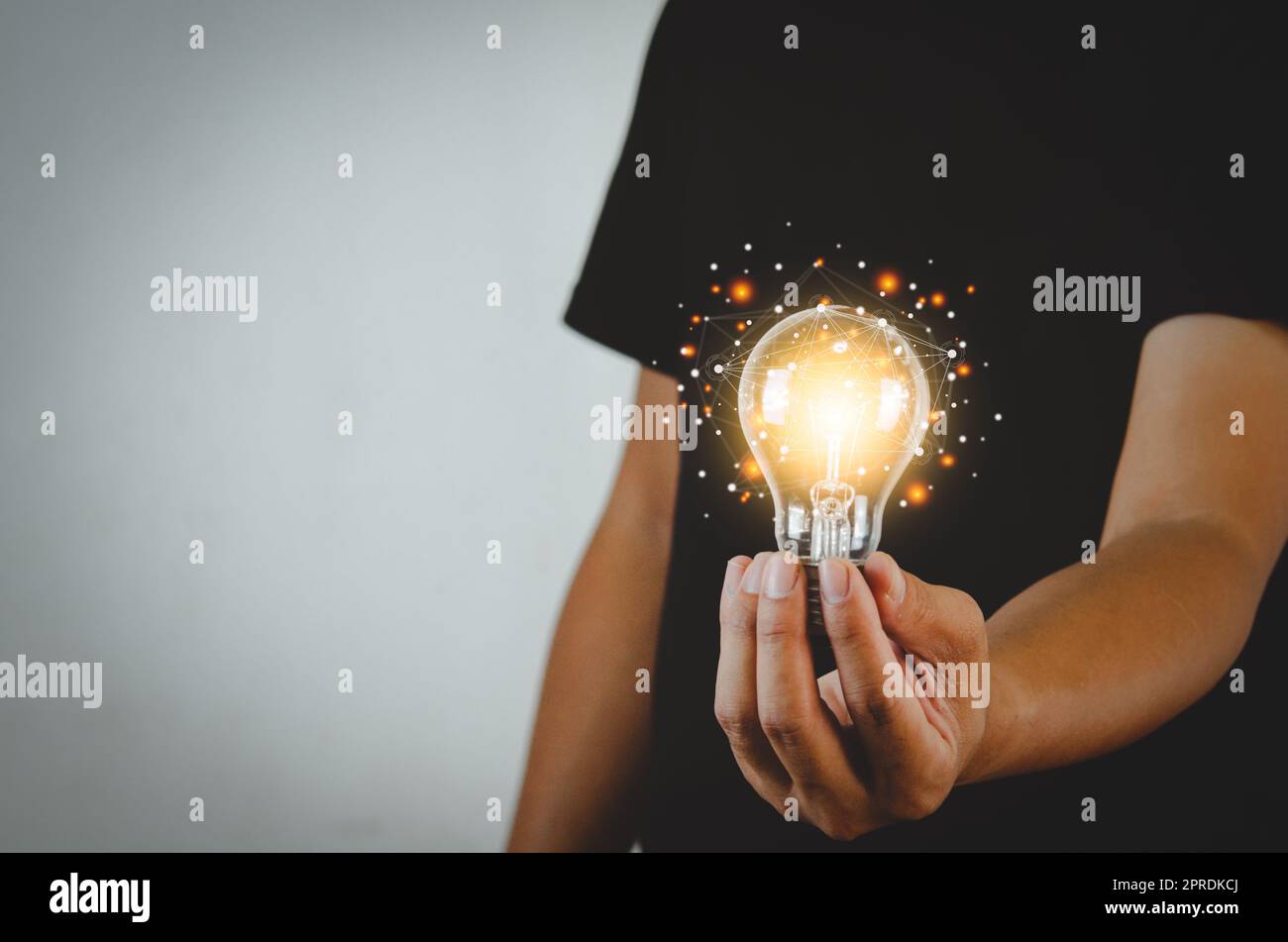 Mann hält Glühbirnen Ideen Innovation Technologie und kreative Geschäftskonzept. Stockfoto