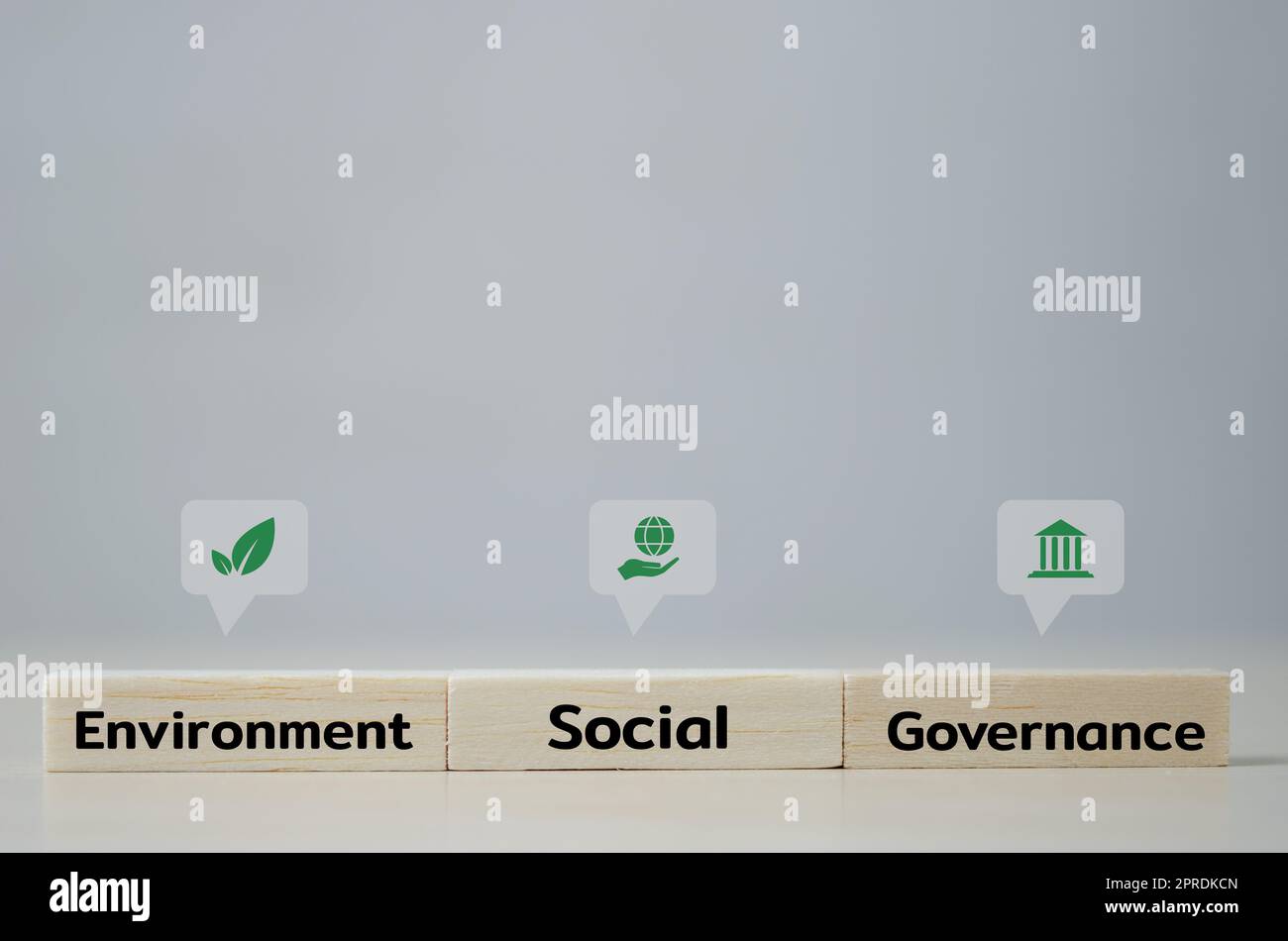 Wood Cube Block ESP Environmental Social and Governance Öko Konzept der nachhaltigen Entwicklung der Organisation.Investieren und Management von polluti Stockfoto