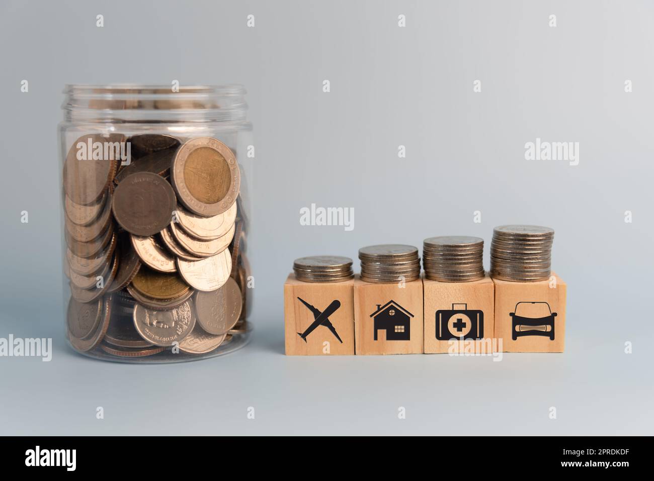 Münze und Holz Würfel Block Symbol Versicherung Bewertung auf dem Tisch.Business Finance Investitionen sparen Geld Wirtschaft Wachstum Erfolgskonzept. Stockfoto