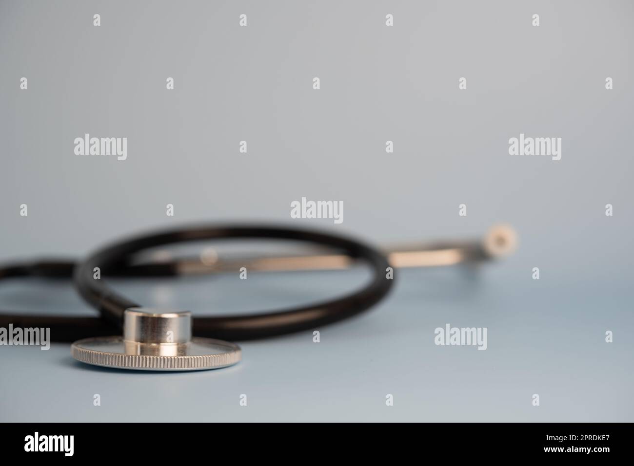 Medizinisches Stethoskop auf Hintergrund Gesundheitsfürsorge Hintergrund. Stockfoto