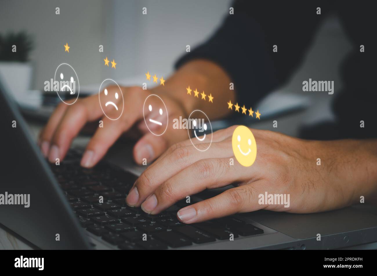 Customer Service Evaluation Smiley Face Emoticon fünf Sterne auf virtuellen Touchscreen.Business digitales Marketing Technologie Konzept. Stockfoto