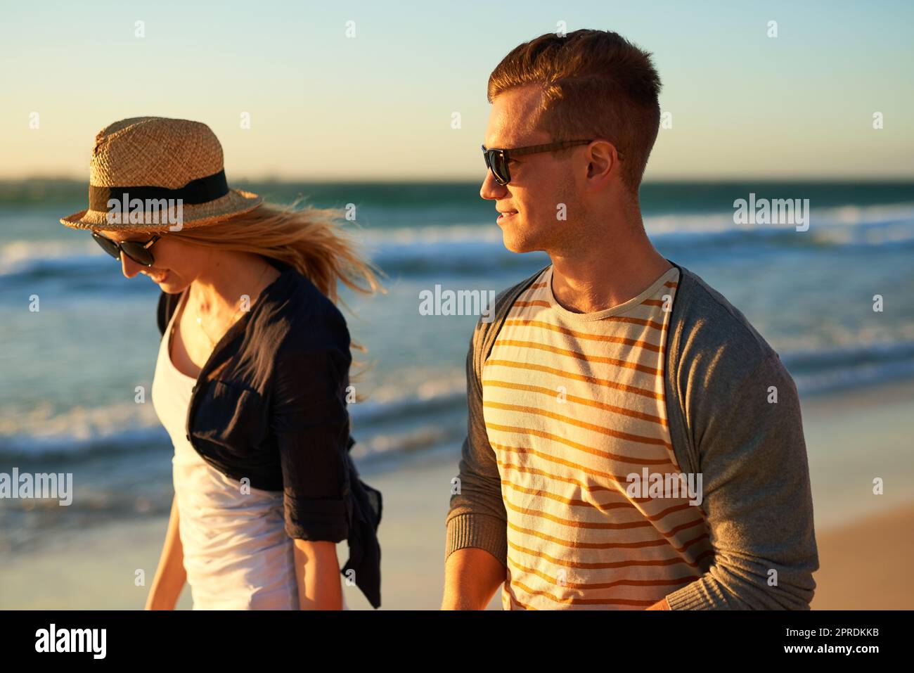 Sommer, die Jahreszeit zum Verlieben. n liebevolles junges Paar, das gemeinsam am Strand spazieren geht. Stockfoto