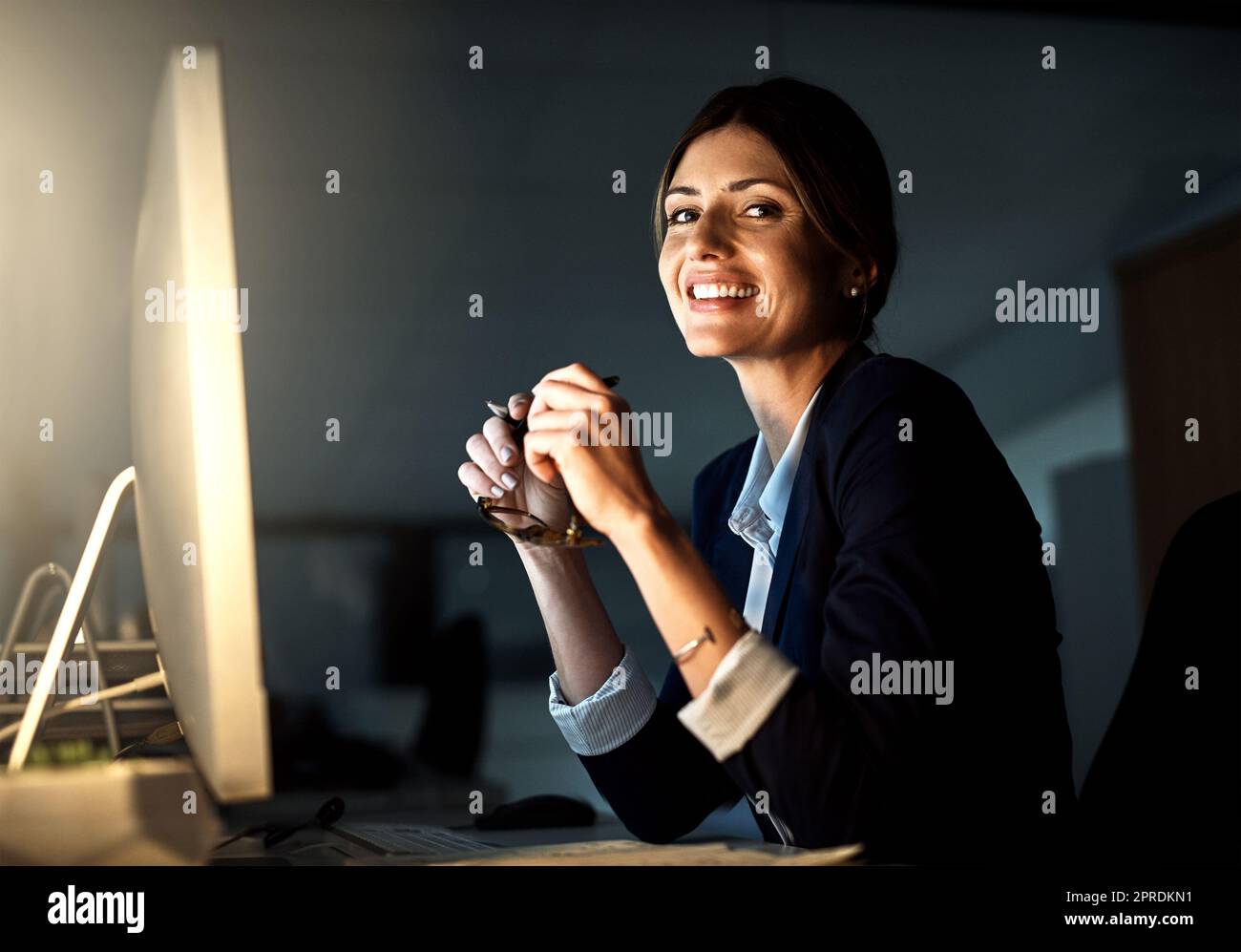 Ich investiere alles in meine Karriere. Porträt einer jungen Geschäftsfrau, die nachts in einem Büro arbeitet. Stockfoto