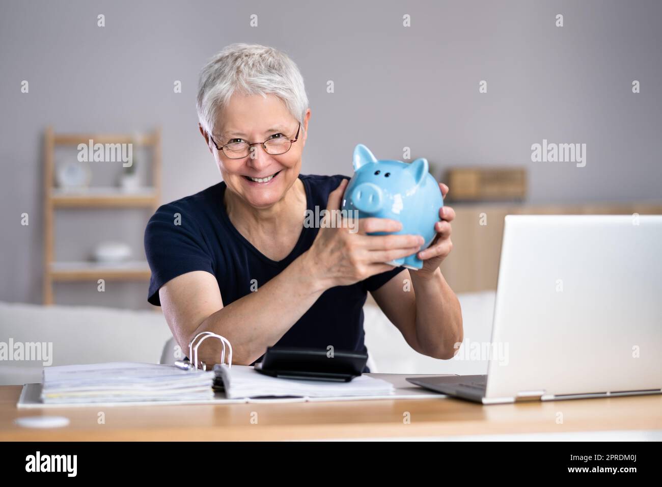Glückliche Frau, Die Geld Spart. Persönliche Finanzen Und Budget Stockfoto