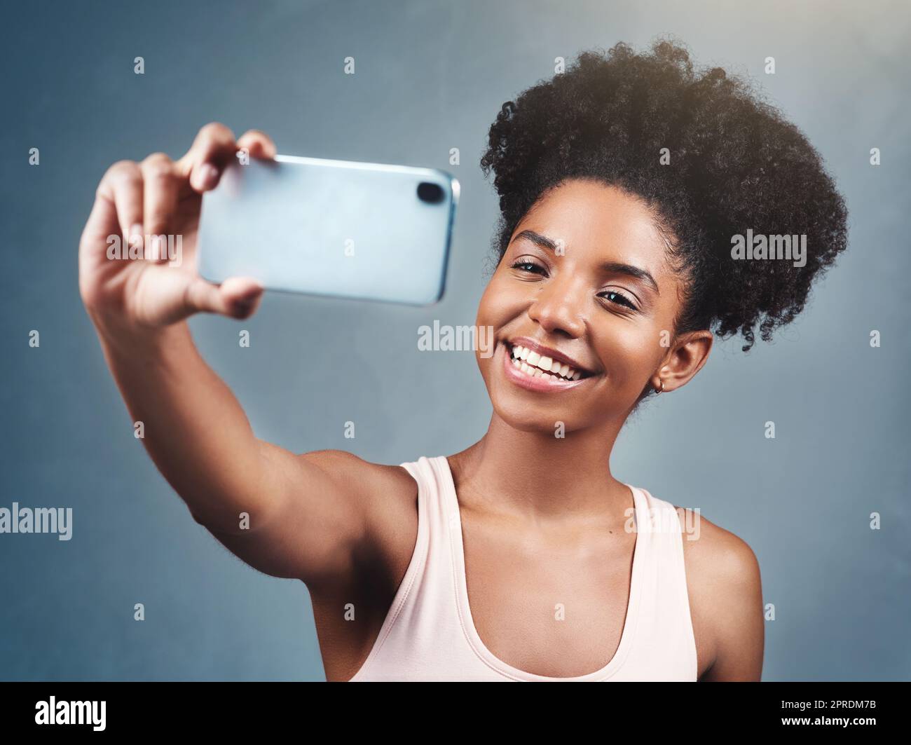 Denn ein Selfie am Tag hält das Vertrauen am Leben. Eine attraktive junge Frau, die ein Selfie macht. Stockfoto