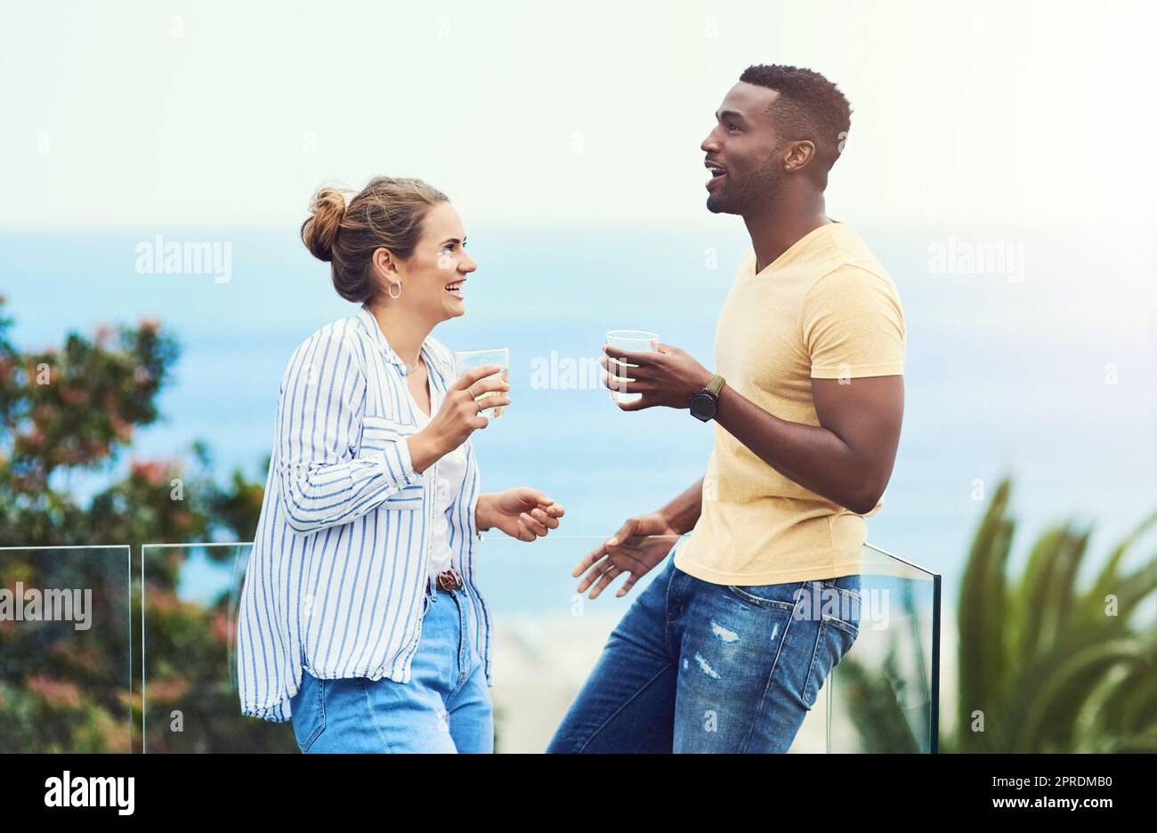 Ein junges Paar genießt zusammen Getränke und entspannt sich im Urlaub im Freien. Stockfoto