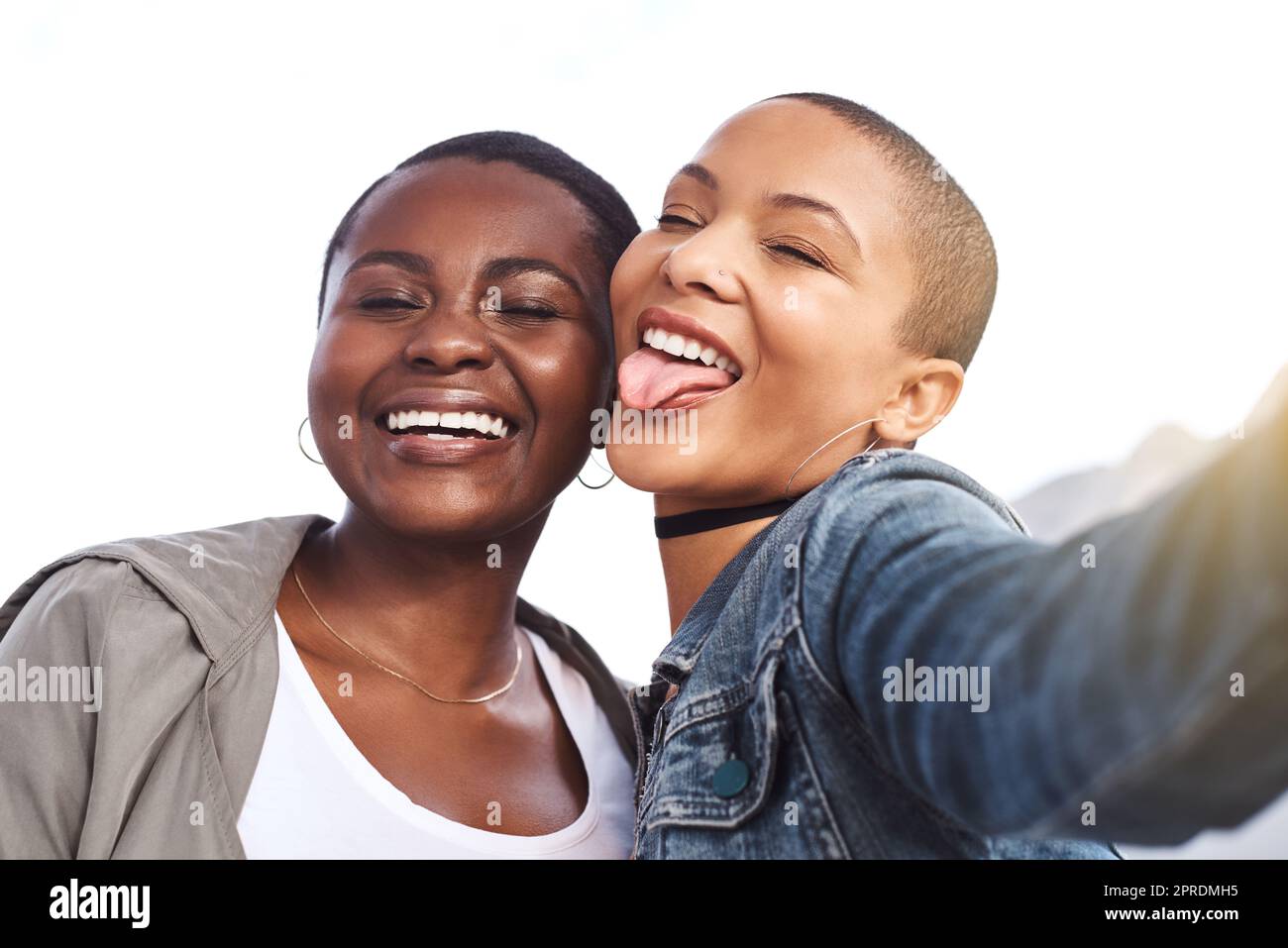 Mädchen wollen einfach nur Viel Spaß. Porträt zweier junger Frauen, die lächeln und posieren, während sie ein Selfie in der Stadt machen. Stockfoto