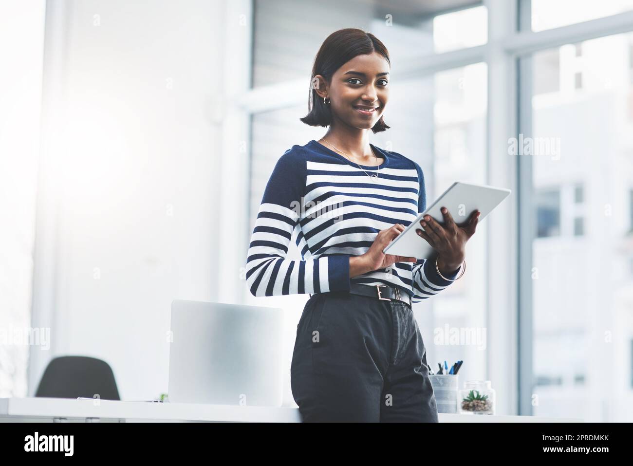 Legen Sie Ihre Erfolgschancen immer in Ihre eigenen Hände. Porträt einer jungen Geschäftsfrau, die in ihrem Büro ein digitales Tablet benutzt. Stockfoto