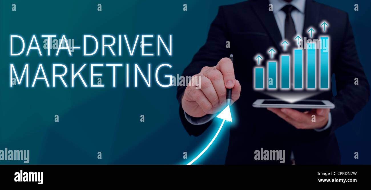 Inspiration mit Zeichen Data Driven Marketing. Geschäftskonzept Strategie basiert auf Insights Analyse aus Interaktionen Stockfoto