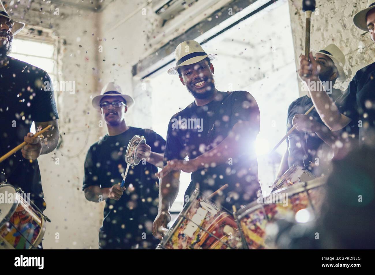 Die Stimmung ist momentan total elektrisierend. Portrait einer Gruppe von Musikerinnen, die zusammen Trommeln spielen. Stockfoto