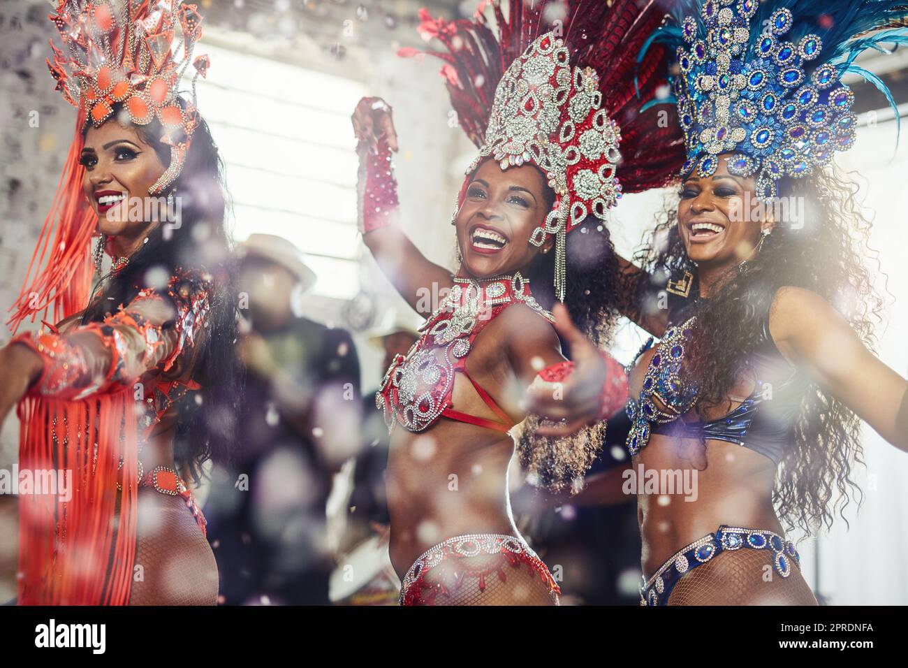 Schwingt euren Körper zu den Samba-Beats. samba-Tänzer treten an einem Karneval auf. Stockfoto