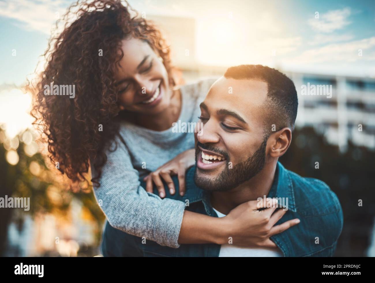 Mein Leben ist nichts ohne dich. Ein junges Paar, das Spaß im Freien hat. Stockfoto