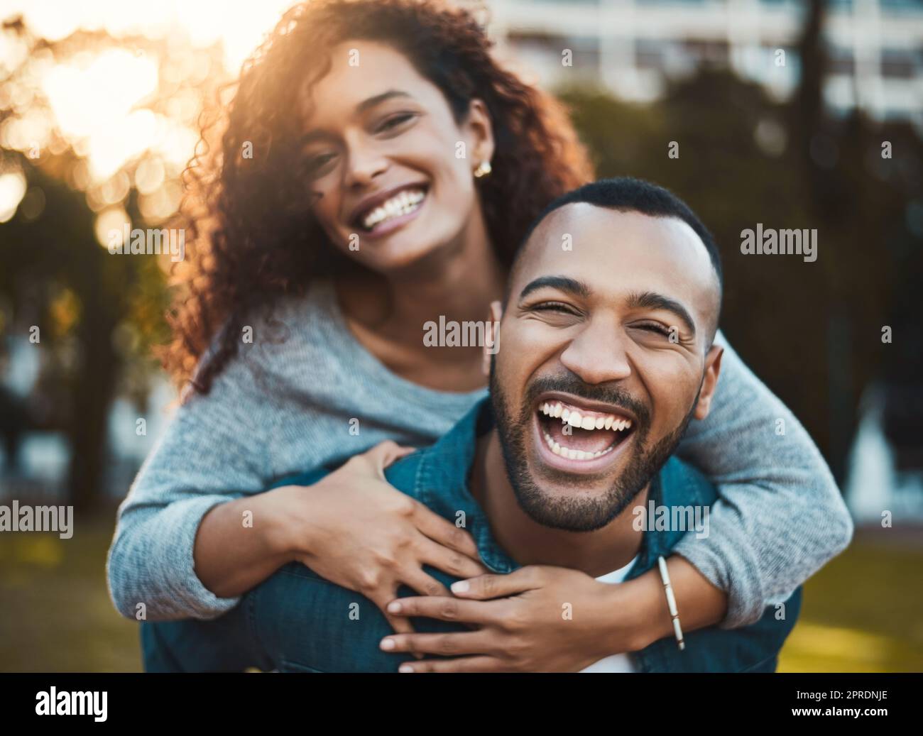 Frische Luft tut wirklich Wunder für Glück. Porträt eines jungen Paares, das gemeinsam im Freien Spaß hat. Stockfoto