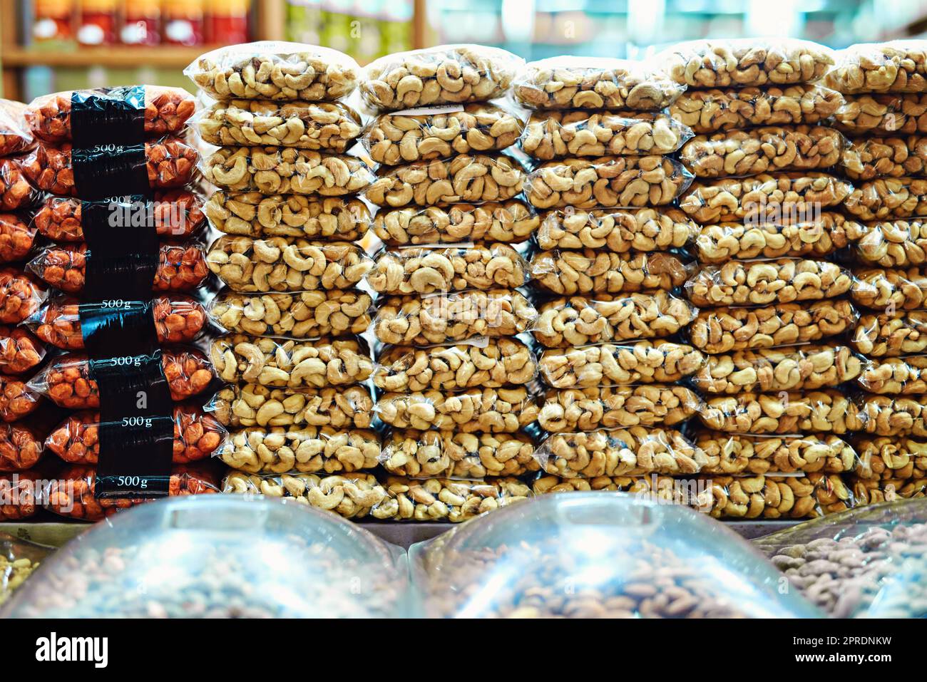 Alle verpackt und bereit zum Kauf. Pakete voller Nüsse übereinander gestapelt bereit, auf einem Markt während des Tages verkauft werden. Stockfoto