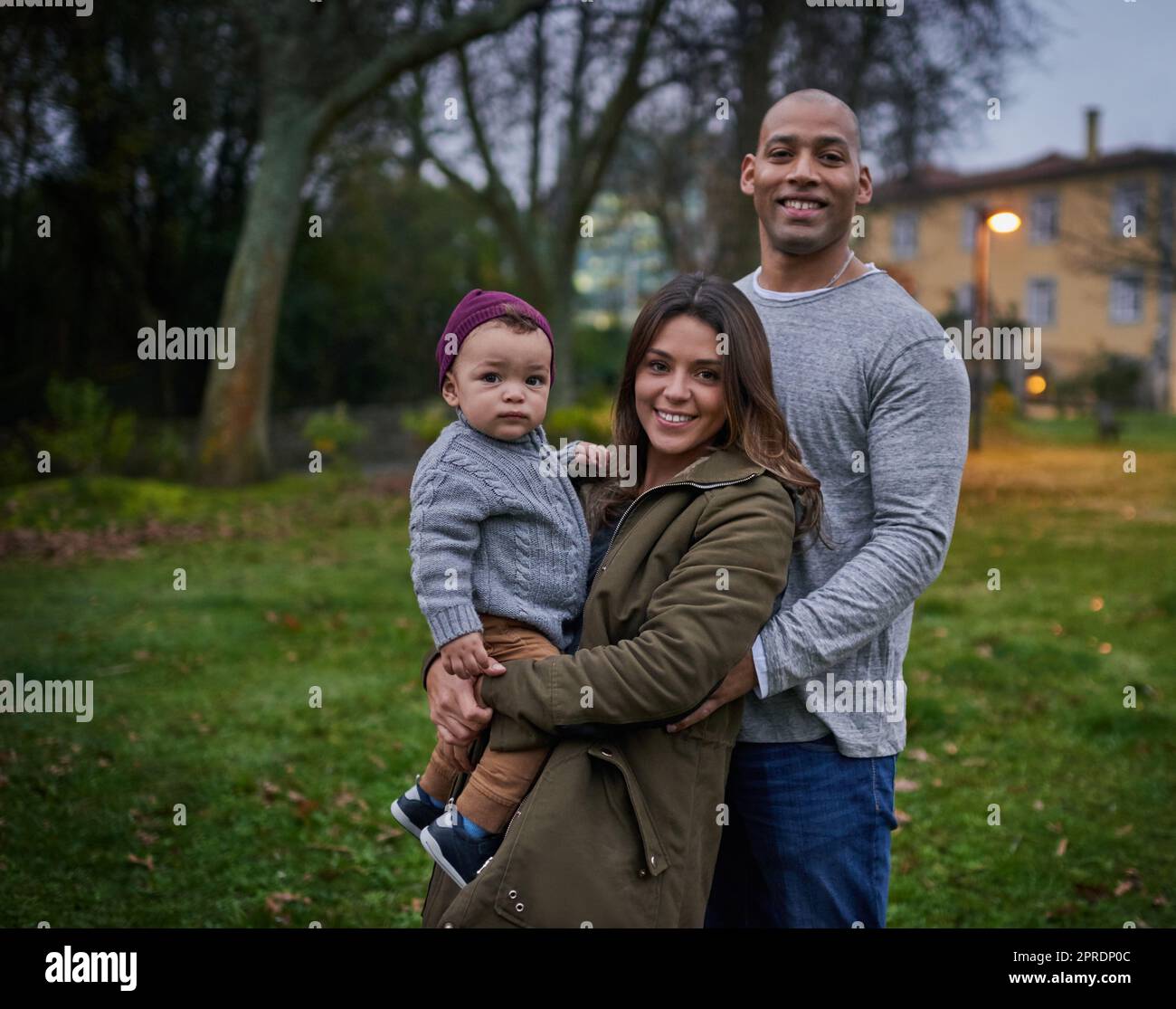 Bindung mit ihrem Bündlein endloser Freude. Porträt einer Mutter und eines Vaters, die sich mit ihrem kleinen Sohn im Freien verbinden. Stockfoto