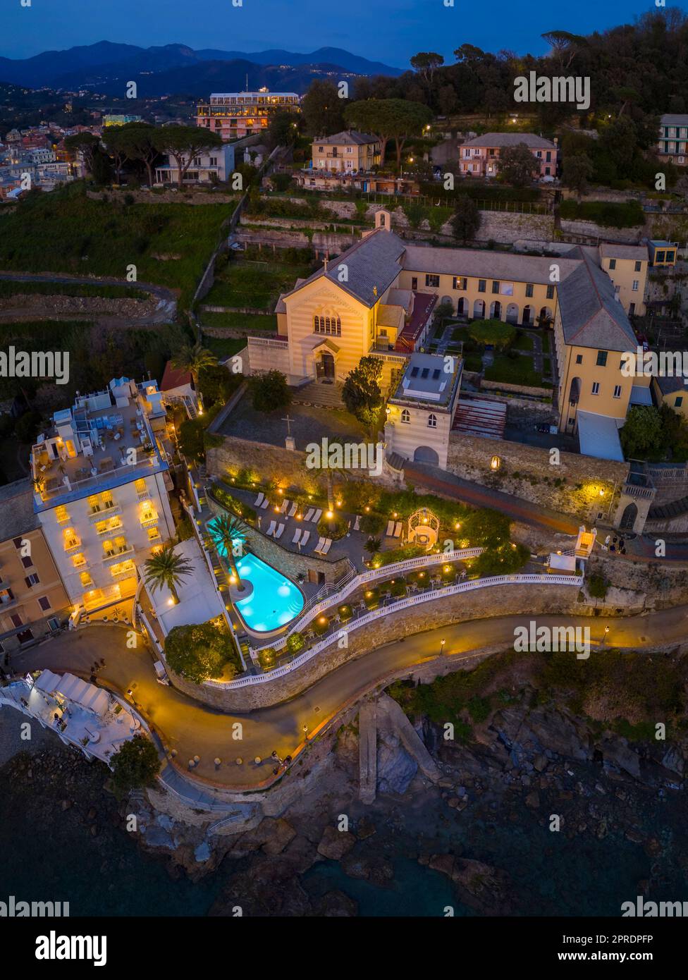 Luftaufnahme des beleuchteten Sestri Levante und seiner Baia del Silenzio bei Sonnenuntergang, Genua, Ligurien, Italien, Südeuropa Stockfoto