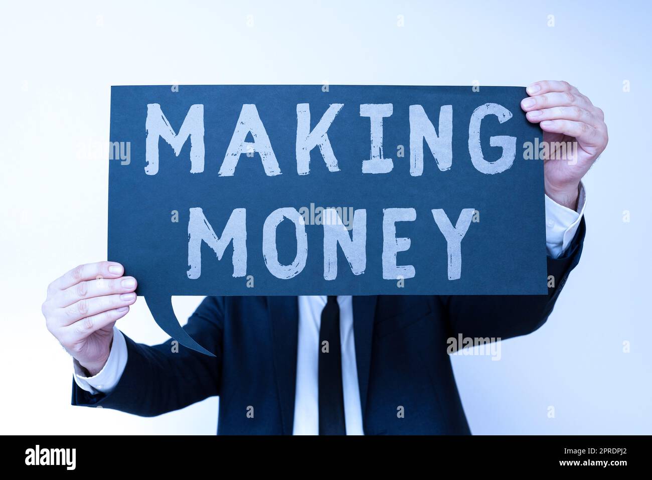 Schild mit der Aufschrift „Geld verdienen“. Internet-Konzept, das die Möglichkeit bietet, Gewinne zu erzielen finanzielle Unterstützung Geschäftsmann hält Sprechblase mit wichtigen Informationen. Stockfoto