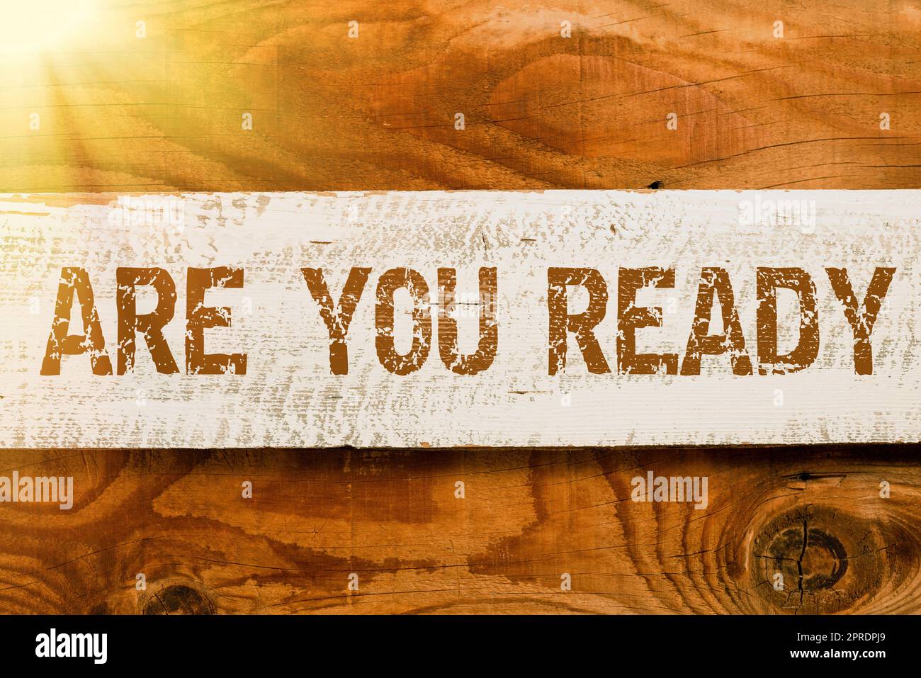 Konzeptionelle Anzeige Are You Ready. Konzept bedeutet Aufmerksamkeit Vorbereitung Dringlichkeit Spiel Start Beeilen Sie sich Wide Awake wichtige Informationen auf dem Holzboden geschrieben. Stockfoto