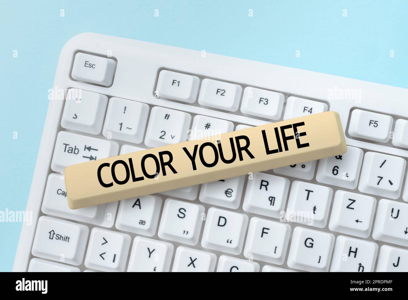 Textschild mit der Anzeige „Color Your Life“. Geschäftskonzept Machen Sie Ihre Tage bunt Lassen Sie sich fröhlich motiviert inspirieren -48770 Stockfoto
