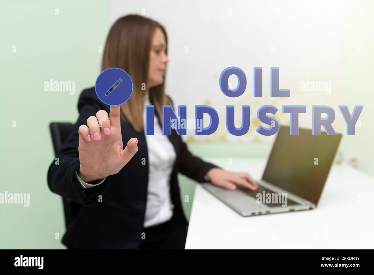 Inspiration mit dem Schild „Oil Industry“. Word for Exploration Extraction Raffination Marketing Petrochemikalien Frau schreibt Updates auf Lap Top und zeigt mit einem Finger auf neue Ideen. Stockfoto