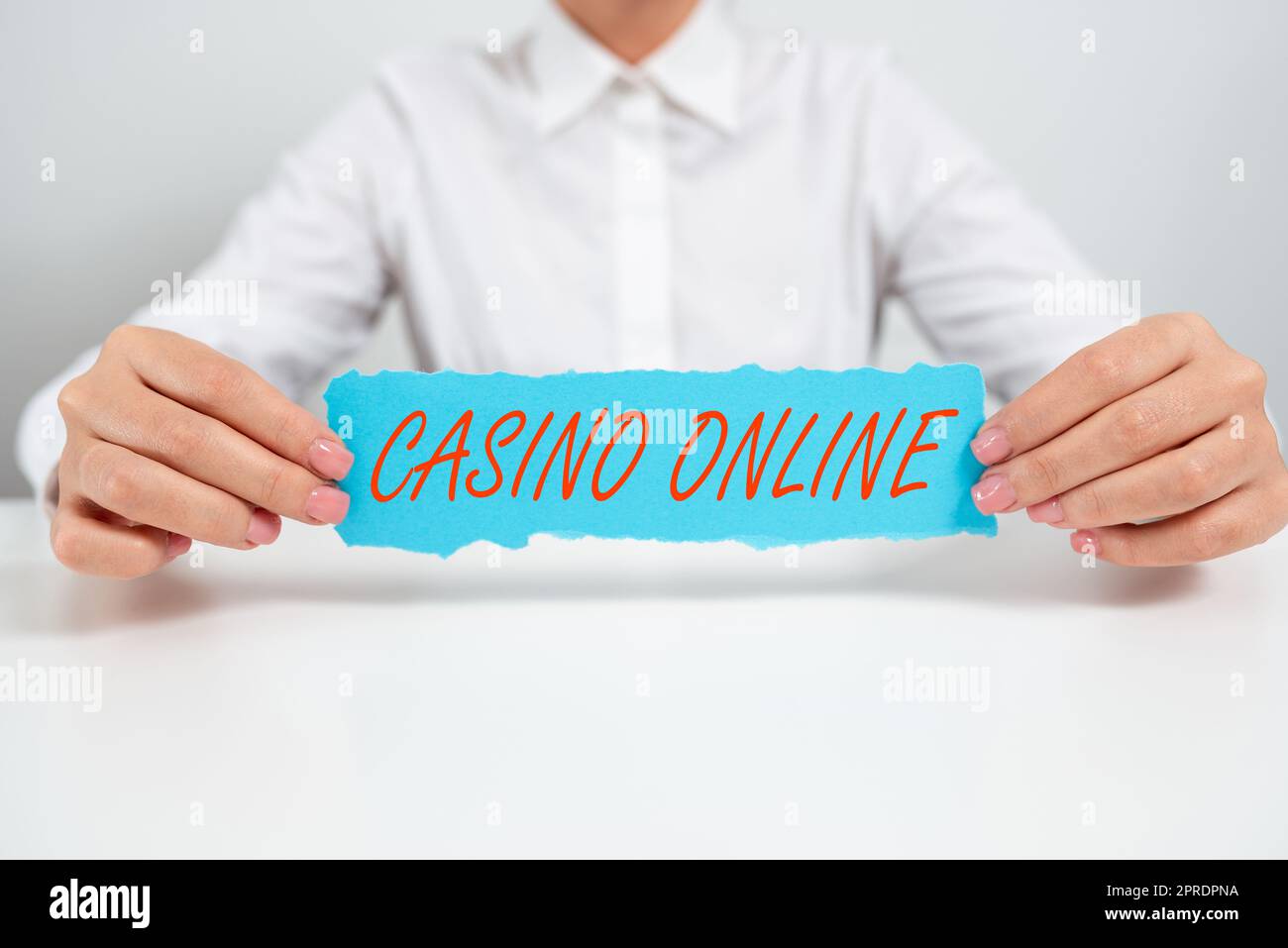 text-mit-inspiration-casino-online-internet-concept-computer-poker-game-gamble-royal-bet-lotto-high-stakes-businesswoman-mit-einem-zettel-mit-wichtiger-nachricht-am-buroschreibtisch-2prdpna.jpg
