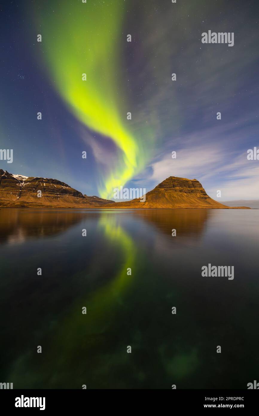 Nordlichter in Kirkjufellfoss, Kirkjufell, Grundafjordur, Halbinsel Snaefellsnes, Vesturland, Island, Nordeuropa Stockfoto